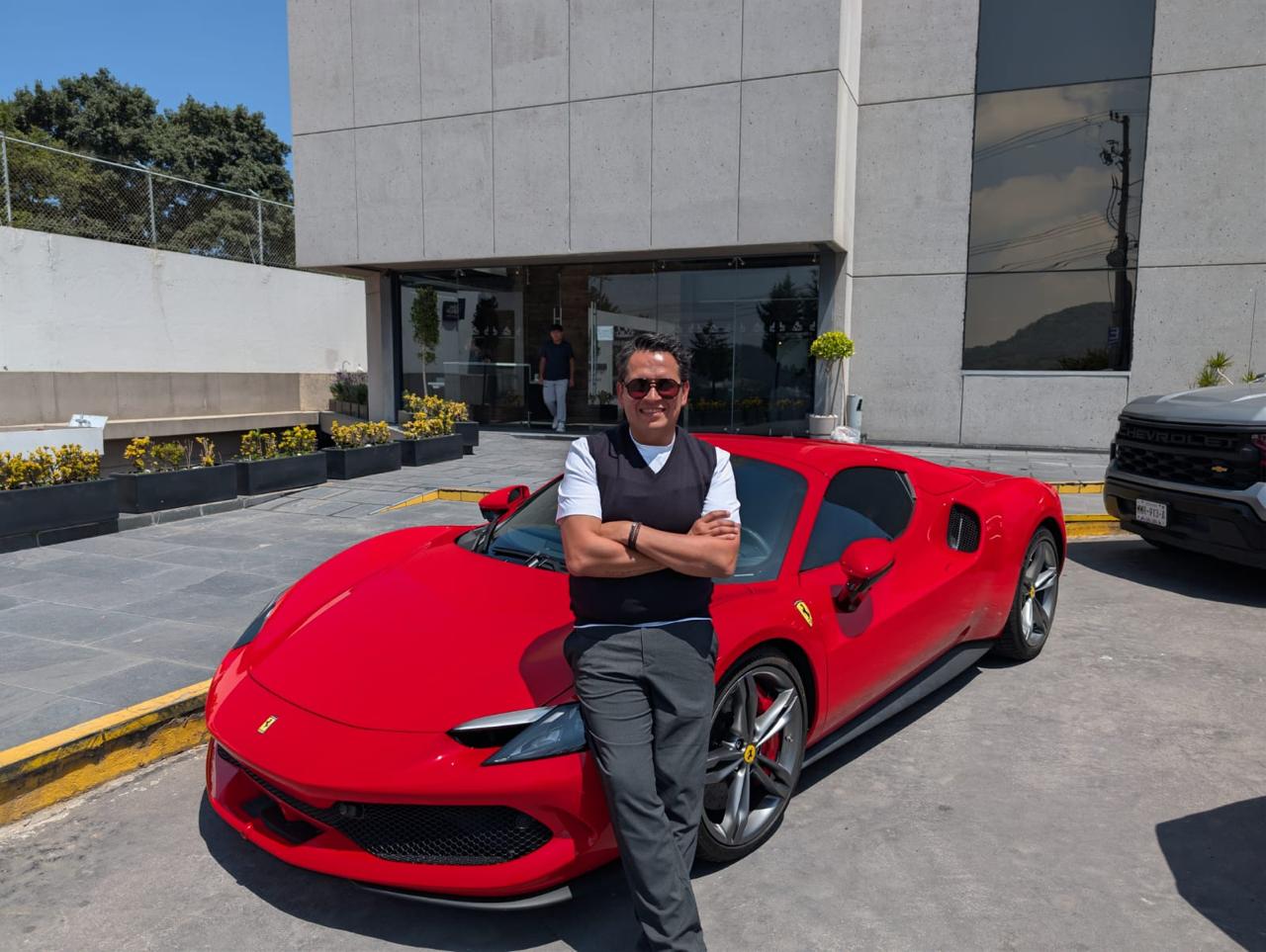 Eduardo Carbajal con los brazos cruzados frente a un edificio empresarial